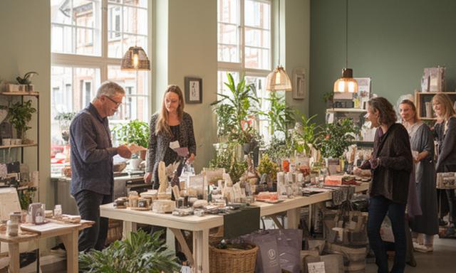 Kleines Pop-up-Event mit lokalen Produkten in einer Innenstadtfläche im Münsterland